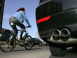 【なくせ！自転車事故】方向を変えるときは意思表示すると安全性が高まる 画像