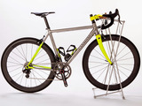 新発想のサイクルスタンド「PON」…自転車のハンドルをポンと置くだけ 画像