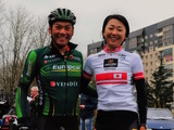新城幸也が女子の日本チャンピオン萩原麻由子をフランスのレースで激励 画像
