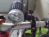 3500ルーメンの明るさで夜道を照らす「The Brightest Bike Light Ever」 画像