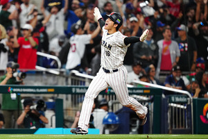 【WBC】大谷翔平、ヘルメットを飛ばして激走二塁打　村上宗隆の劇的逆転サヨナラ打を呼び込む 画像
