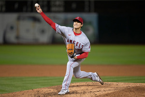 【MLB】公式サイトが選ぶ開幕戦ベスト・シーンに「なんだ、ありゃ？」、大谷翔平も驚いたノールックキャッチ 画像