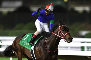 「その馬は、いつも名馬の前を走った」パンサラッサ、世界ナンバーワンホースや三冠馬に挑んだ大逃げの記憶 画像