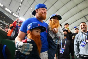 【MLB】カブスの40歳ベテラン野手、「日本ファンとの心温まるやり取り」を米メディアが報道　人格者の“神対応”を絶賛「本当に素晴らしい瞬間だった」 画像