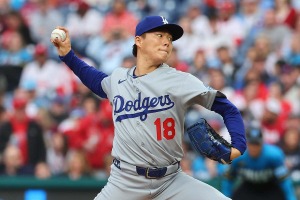 【MLB】山本由伸ヒヤリ、あわや“顔面直撃”の弾丸ライナーを好捕　公式称賛のファインプレー「171キロを奪い取った」 画像