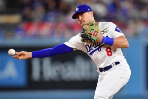 【MLB】ド軍始球式にサッカー界のレジェンド登場で大歓声「2人のスポーツ界のスター」　キケ相手のノーバウンド投球とユニ交換に熱視線 画像