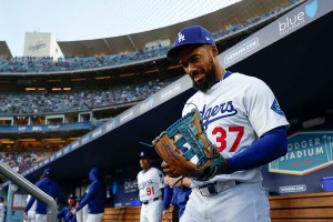 【MLB】ドジャース地元メディア、テオスカーの“ワースト級”守備に苦言「強肩パヘスを右翼手に置きたい」　攻撃面では貢献も…… 画像