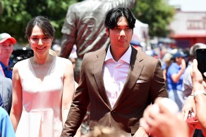 【MLB】大谷翔平、真美子夫人と2年目のレッドカーペットへ……長女は不参加「まだ歩けない」　昨年は“デコピンスーツ”でも話題に 画像