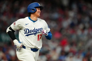 【MLB】「お茶目な二人」大谷翔平、フリーマンと“あざと可愛い”写真を撮り合う　仲良しシーンに反響「にやにやが止まらない」 画像