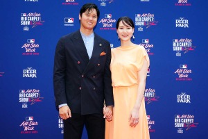 【MLB】球宴レッドカーペット、大谷翔平のファッションに辛口評価も……「真美子夫人が補った。ピーチカラーのドレスで魅力放つ」と米メディア 画像