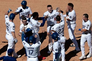 【MLB】崖っぷち救った、フリーマンの値千金逆転サヨナラ適時打　大谷翔平が歓喜の生還「とにかくホームまで全力で行こうと」 画像