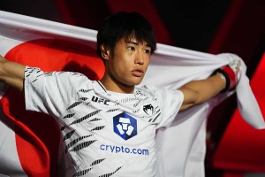【UFC】完勝した平良達郎、バックステージで見せた“涙”が話題に……松根代表が激励「中村倫也と一緒に日本人の強さを示した」 画像