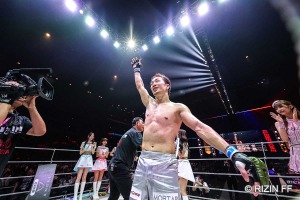 【超RIZIN.4】朝倉未来のサイン入りグローブが今大会最高額“70.5万円”　2番目に高額で落札されたのは、死闘の末に最終回TKOで敗れたあの選手 画像