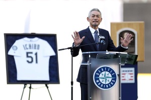 【MLB】イチロー氏、永久欠番セレモニーで「レッツプレイボール！」　“愛弟子”フリオが2打席連続アーチで祝福 画像