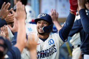 【MLB】大谷翔平も拍手　ベッツの“値千金”決勝アーチでドジャース、首位攻防戦で3連勝　米記者が決勝弾の経緯に言及「チームの勝利に集中した」 画像