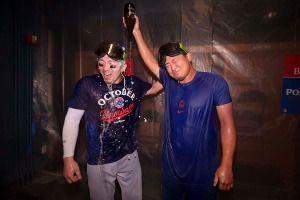 【MLB】「シャンパンは口から飲むより……」今永昇太の“珍言”炸裂、鈴木誠也は「コンタクトが吹っ飛んだ」 PS進出決定で美酒浴びる 画像