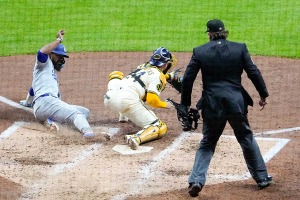 【MLB】「一体何が起きたんだ？！」ドジャースvs.ブルワーズ戦、満塁“8-6-2”センターゴロ併殺の珍事にファン騒然 画像