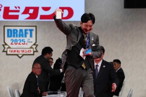 藤川球児監督が「火の玉ストレートの右手」で立石正広を引き当てる　“元阪神監督対決”を制し反響「勝利の女神は微笑んだ」【プロ野球ドラフト会議2025】 画像