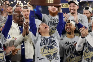 【MLB】「友達はデコピン」山本由伸が愛犬“カルロス”と2ショットで名前を初公開　日本選手2人目のWSMVPでド軍の世界一に貢献 画像