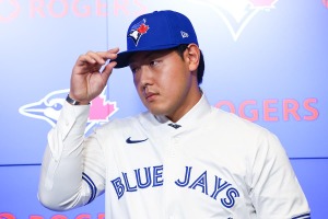 【MLB】「ブ軍キャンプ最大の焦点」岡本和真は三塁守備“メジャー平均以下”の低評価を払拭できるか　日本選手の適応力が注目の的に 画像