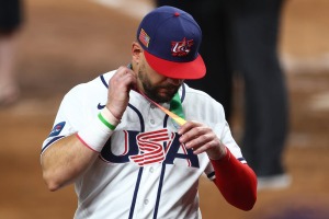【WBC2026】本塁打王シュワーバー、アメリカ無念の決勝敗退で“銀メダル”授与直後に外す　同点アーチのハーパーは相手ナインと握手 画像