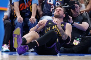 【NBA】ドンチッチ、ハムストリングを痛めて退場……MVPレースに暗雲、受賞資格の「出場65試合以上」に届かない可能性も 画像