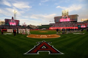 【MLB】「これがエンゼルス・ベースボールだ」2年連続の珍事、国歌斉唱に戦闘機が間に合わず　歌手がクライマックスを溜めに溜めて尺調整も…… 画像