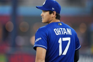 【MLB】大谷翔平、新人捕手と思わぬ“衝突”アクシデントで左腕を痛がる仕草　まさかの牽制送球時に…… 画像