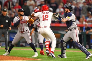 【MLB】エンゼルス戦で大乱闘勃発　先制アーチのソレア、死球後の内角球にブチ切れ……マウンド付近でブレーブス右腕と殴り合い 画像