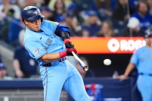 【MLB】決勝タイムリーの岡本和真を主砲ゲレーロJr.が称賛「彼はグレートで面白い」　公式サイトも「今や中軸で大きな存在感」と伝える 画像