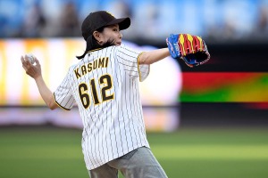 石川佳純さんがパドレス×ドジャース戦で始球式「楽しく忘れられない日」　MLB初観戦を報告、松井裕樹との2ショットも披露 画像