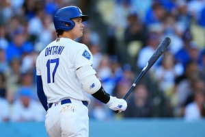 【MLB】大谷翔平、右手甲への死球で途中交代……プロテクターに当たるも痛がる素振り　明日の登板に影響は？ 画像