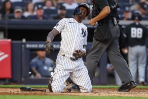 【MLB】チザムJr.が悶絶、自打球がワンバウンドで“股間に直撃”　ジャッジはベンチで笑い堪えるも……実況席は爆笑「これは痛すぎるぞ」 画像