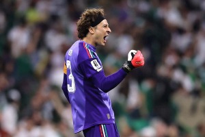 メキシコ40歳GKの“美しすぎるラスト”に世界中から反響「なんという瞬間」　レジェンドへの敬意込めた行動に大声援【北中米W杯】 画像