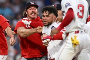 【MLB】「黙って座ってろ」挑発受けた“問題児”コントレラスがブチ切れ……Rソックス戦で乱闘騒ぎ、前日被弾のマイコラスも退場処分に 画像