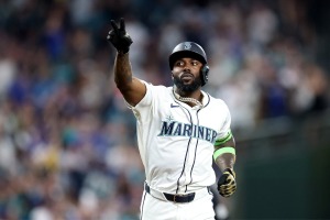 【MLB】“腕組み男”アロザレーナが大失態、初回第1打席にABSチャレンジ全失敗で三振　地元メディアは失望「史上最悪の使い方と断言できる」 画像