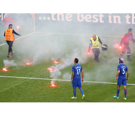 Euroでクロアチアサポーターが発煙筒 爆竹の投げ入れ 選手は失格も覚悟 1枚目の写真 画像 Cycle やわらかスポーツ情報サイト