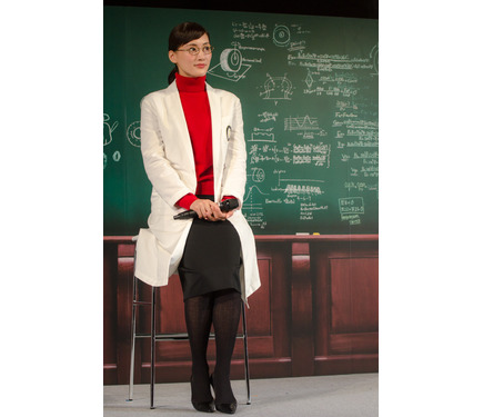 綾瀬はるか、「ブリザック」タイヤゼミ開講…冬の準備に「足湯たんぽ