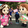 ゆるキャラたびーらちゃん（右）と木津川市のいづみ姫と写真を撮影するシルベストサイクルの渕上記理子さん（左）と徳丸みの里さん