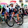 ジロ・デ・イタリア第4ステージ、雨が降る中をニューマシンでスタートをしていく新城