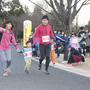 高橋尚子が「イルミネーションリレーマラソン」で参加者とハイタッチ