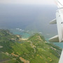 宮古空港に着陸する旅客機のなかから宮古島を見下ろす