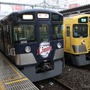 レジェンドブルーで車体を包んだ二代目「L-train」（左）と、通常塗装の2000系（右）。