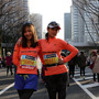 東京マラソン2016の前に笑顔を見せる宮河マヤ（左）と大木美佳