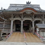総ケヤキ造りの建物に施された彫り物が見事な誕生寺の祖師堂