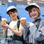 横浜DeNAベイスターズのオリジナル醸造ビール「BAYSTARS ALE」販売スタッフ衣装のお披露目会。dianaの中村比菜さん（右）と若槻彩香さん（2016年3月23日）