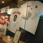 東京・青山の「THE RIVIERA MUSEUM」にエディー・ジョーンズ氏がラグビーボールなどを寄贈（2016年4月5日）