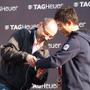 タグ・ホイヤー ジャパン ジェネラルマネージャーのリュックドゥクロワが錦織圭に記念品として「アクアレーサー ウォッチ」を贈呈した