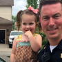 ミニカーで遊ぶ2歳少女を取り締まった警官。その衝撃の理由とは？