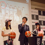 中村雅俊（中央）、広瀬アリス（左）、広瀬すずがBリーグを応援（2016年5月24日）